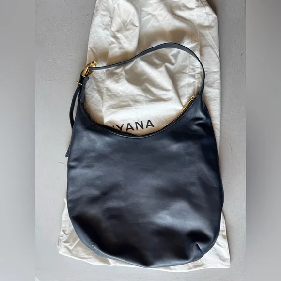 Cuyana Oversized Celestia Bag in Navy Blue - Picture 4 of 16